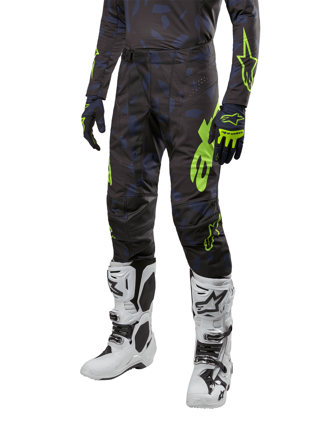Alpinestars 2024 Techstar Rantera byxor, motocrossbyxor, svarta, marinblå och neongula, med marinblått kamouflagemönster och neongröna logotyper, bärs med matchande handskar och vita stövlar, slitstark racing-fit-design för offroad-prestanda.