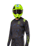 Alpinestars 2024 Techstar Rantera tröja, motocrosströja, svart och marinblå med abstrakta mönster och neongula detaljer, bärs med matchande neongul hjälm, performance fit-design för terrängkörning