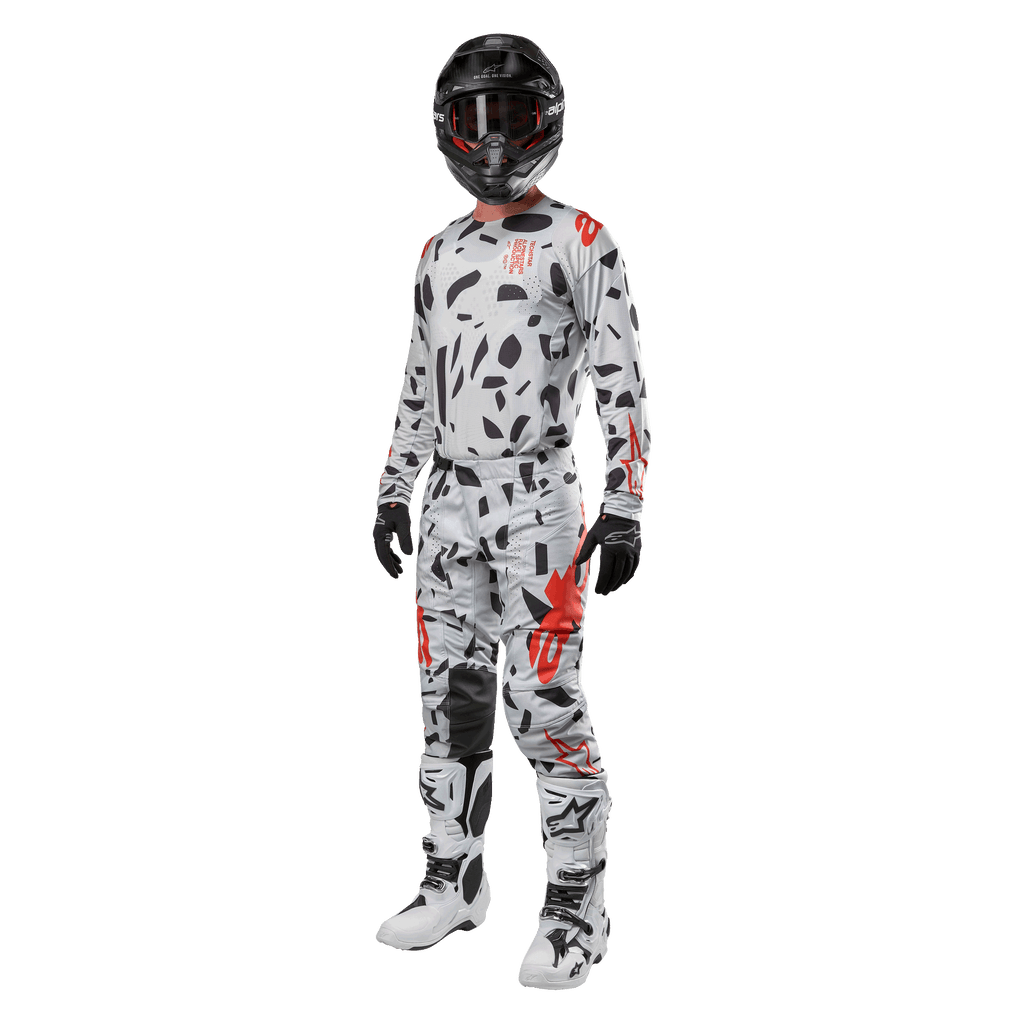 Motocrossförare iförd Alpinestars 2024 Techstar Rantera-tröja i Haze Gray Camo, matchande byxor med röda och svarta detaljer, svart hjälm och goggles, svarta handskar, vita och svarta stövlar, komplett koordinerad motocrossutrustning för terrängkörning