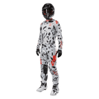 Motocrossförare iförd Alpinestars 2024 Techstar Rantera-tröja i Haze Gray Camo, matchande byxor med röda och svarta detaljer, svart hjälm och goggles, svarta handskar, vita och svarta stövlar, komplett koordinerad motocrossutrustning för terrängkörning