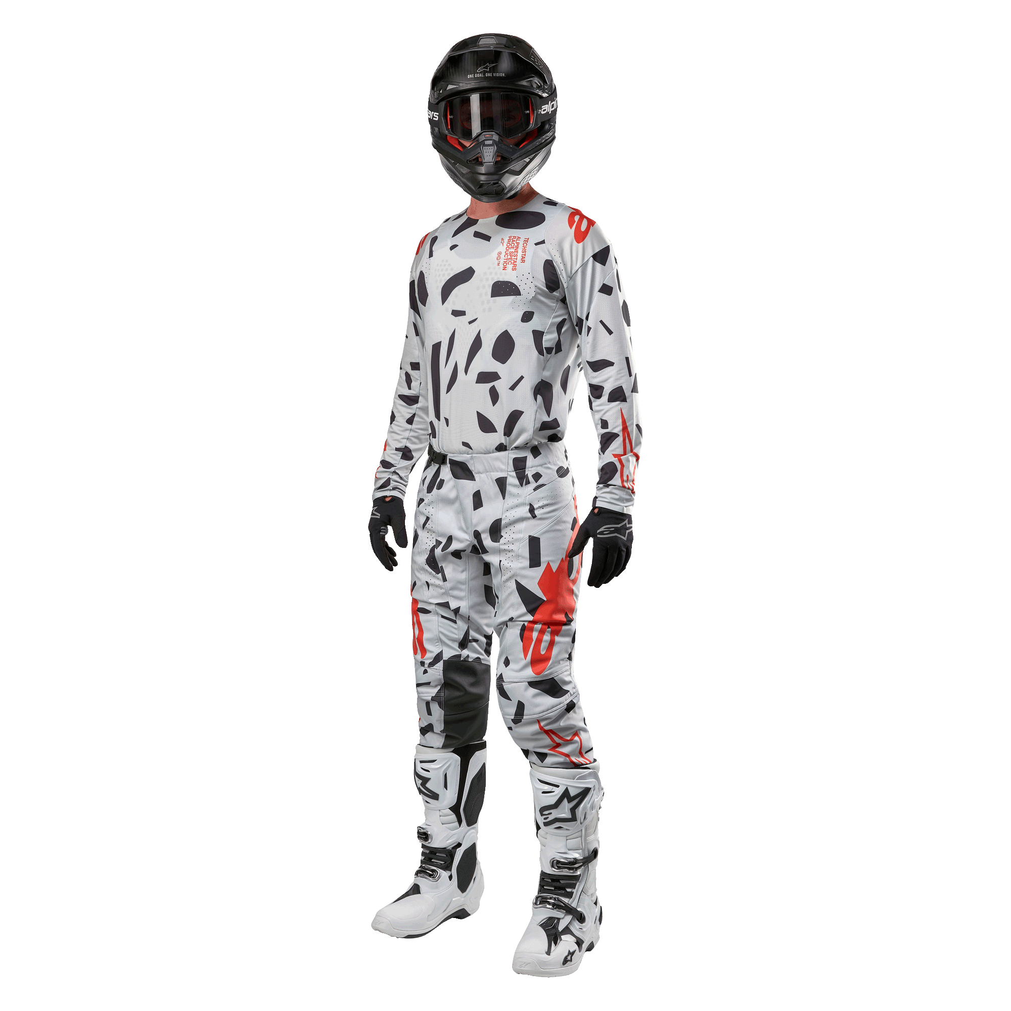 Motocrossförare iförd Alpinestars 2024 Techstar Rantera-tröja i Haze Gray Camo, matchande byxor med röda och svarta detaljer, svart hjälm och goggles, svarta handskar, vita och svarta stövlar, komplett koordinerad motocrossutrustning för terrängkörning