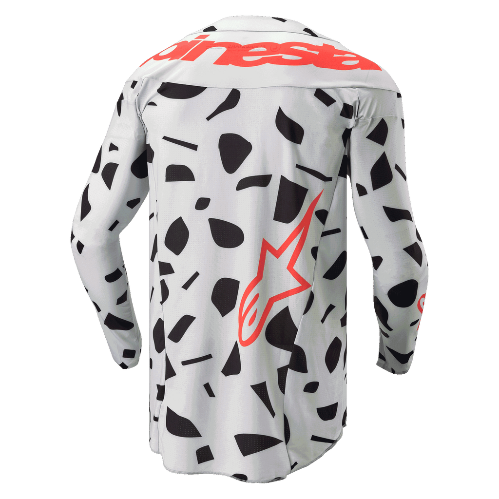 Alpinestars 2024 Techstar Rantera tröja, baksida, långärmad motocrosströja, Haze Gray Camo med svarta abstrakta mönster, stor röd Alpinestars-logotyp över axlarna och en röd stjärnlogotyp på nedre sidan, designad för offroad-prestanda