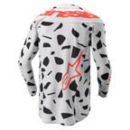 Alpinestars 2024 Techstar Rantera tröja, baksida, långärmad motocrosströja, Haze Gray Camo med svarta abstrakta mönster, stor röd Alpinestars-logotyp över axlarna och en röd stjärnlogotyp på nedre sidan, designad för offroad-prestanda