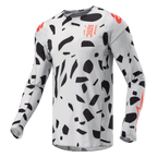 Alpinestars 2024 Techstar Rantera tröja, motocrosströja, Haze Gray Camo med svarta abstrakta former och orangea detaljer, långa ärmar, teknisk racingutrustning för terrängkörning