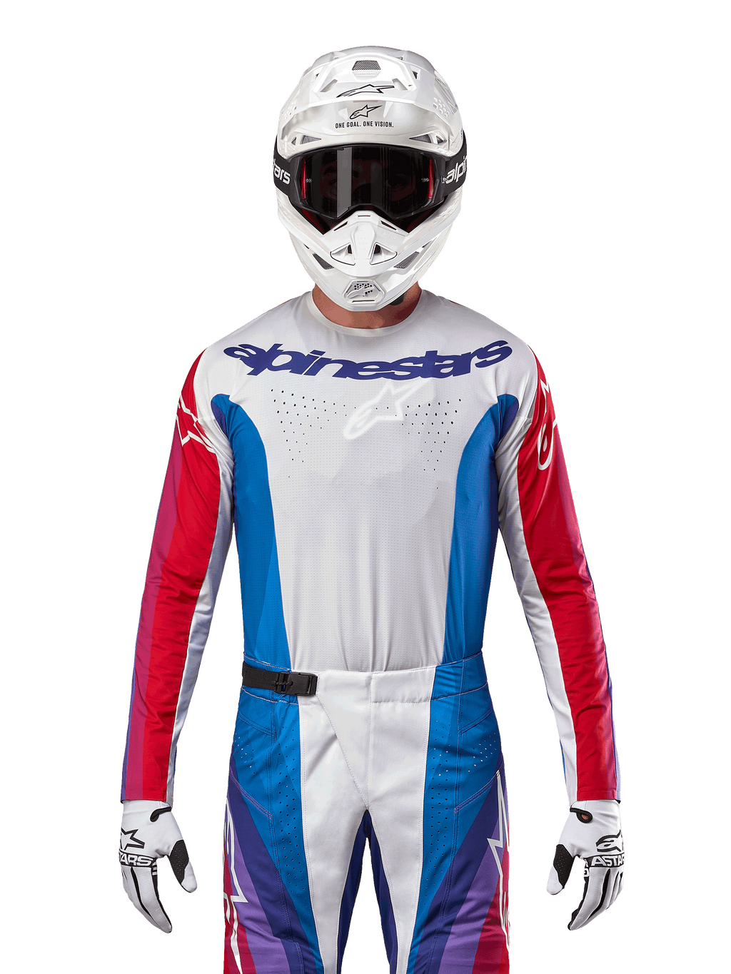 Alpinestars 2024 Techstar Pneuma tröja, motocrosströja, blå, röd och vit, sedd framifrån buren av en förare med vit hjälm och handskar, med laserskurna perforeringar på bröstet och tydlig logotyp, atletiska racingkläder för terrängkörning