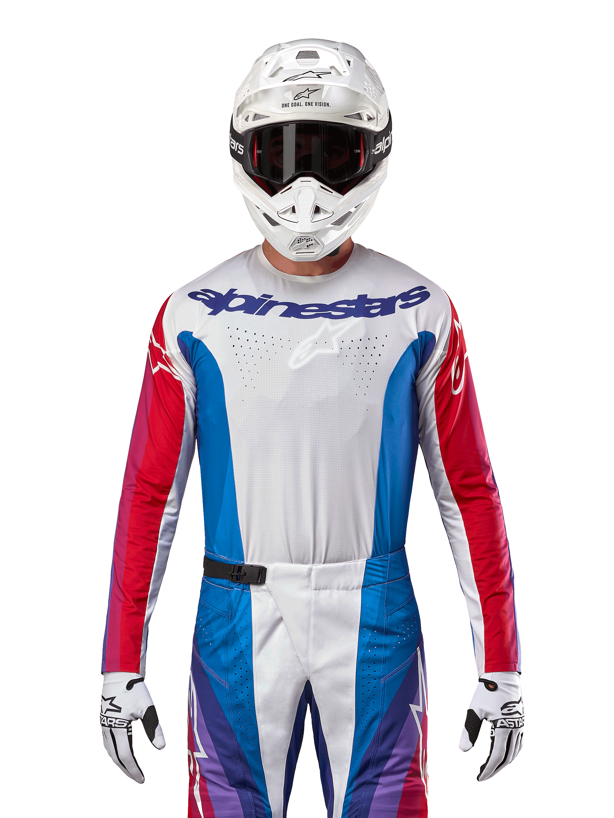 Alpinestars 2024 Techstar Pneuma tröja, motocrosströja, blå, röd och vit, sedd framifrån buren av en förare med vit hjälm och handskar, med laserskurna perforeringar på bröstet och tydlig logotyp, atletiska racingkläder för terrängkörning