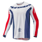 Alpinestars 2024 Techstar Pneuma tröja, motocrosströja, Blue Mars röd och vit, vit huvuddel med blå sidopaneler och röda ärmdetaljer, Alpinestars-logotyp över bröstet, lätt atletisk tävlingspassform för terrängkörning