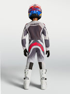 Alpinestars 2027 Ungdom Supertech Swan tröja och utrustningsset, gråa och vita motocrosskläder med röda detaljer, vy bakifrån.