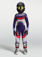 Alpinestars 2027 ungdom Supertech Dyna tröja och klädset, lila och vit motocrossutrustning med hjälm och stövlar.