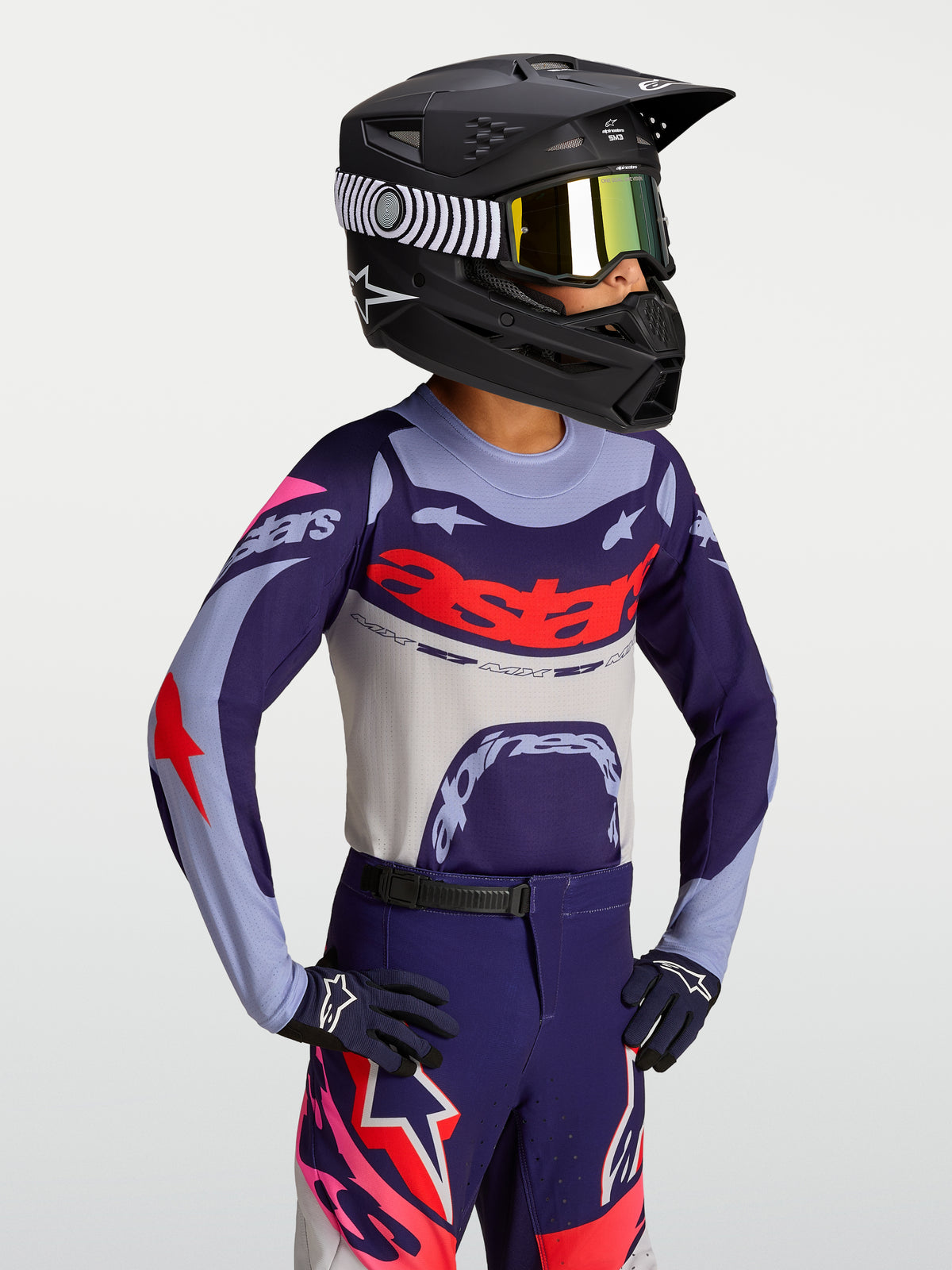 Alpinestars 2027 Supertech Dyna ungdomströja, lila och röd lättviktsmotocrosströja med atletisk tävlingspassform på modell.