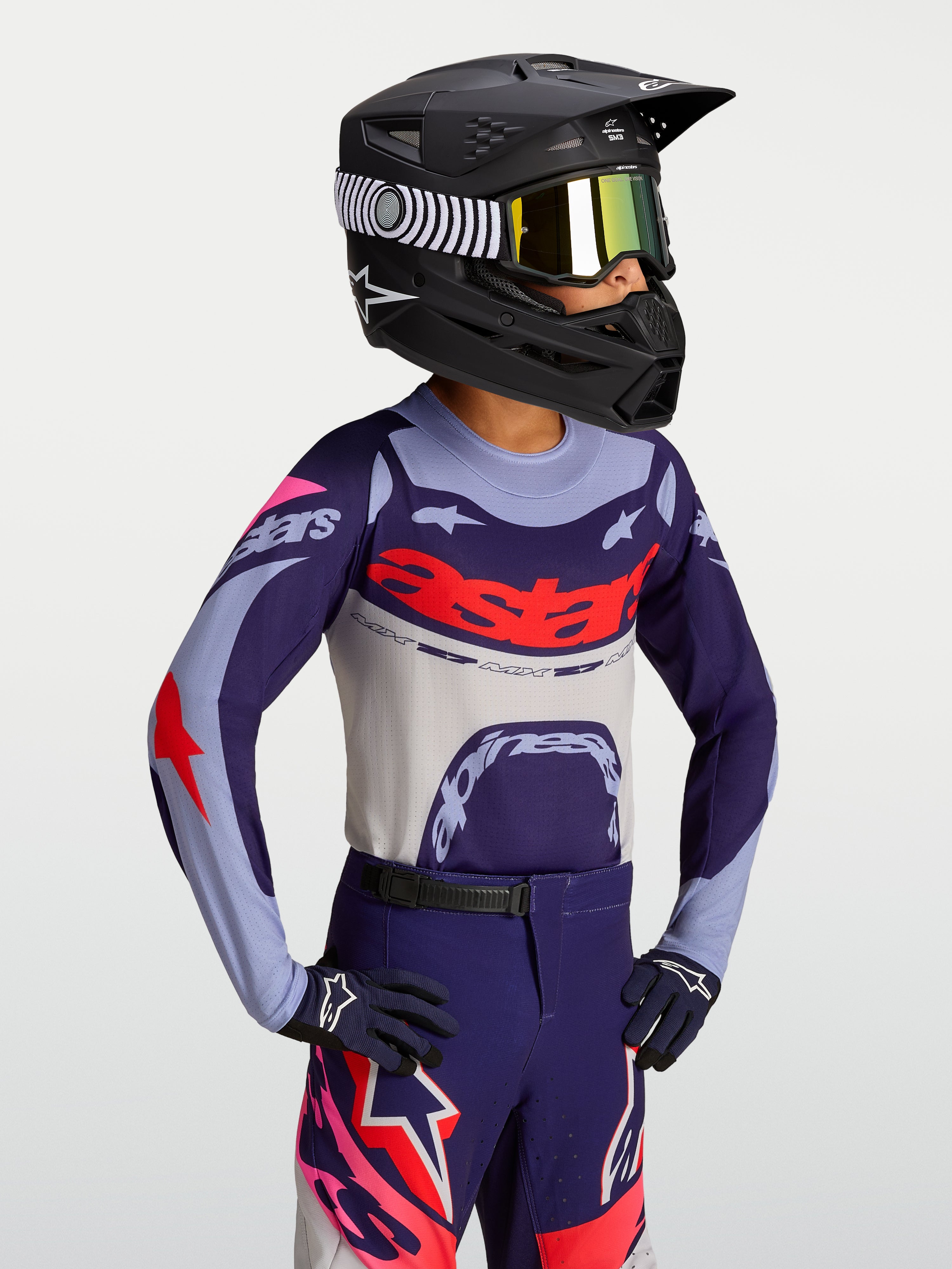 Alpinestars 2027 Supertech Dyna ungdomströja, lila och röd lättviktsmotocrosströja med atletisk tävlingspassform på modell.