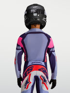 Alpinestars Supertech Dyna ungdomströja, lila och rosa motocrosströja, andningsbar tävlingspassform, vy bakifrån.