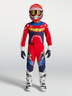 Alpinestars ungdom Supertech Dyna tröja och gear-set, rött och mörkblått motocross-ställ för unga förare.