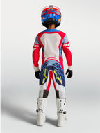 Alpinestars ungdom Supertech Dyna tröja och Gear Set, rött och marinblått motocrosställ, vy bakifrån på en ung förare.