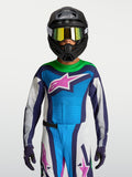 Alpinestars 2027 Supertech Maven ungdomströja, blå, vit och lila motocrosströja för racing, bärs på modell med svart hjälm.