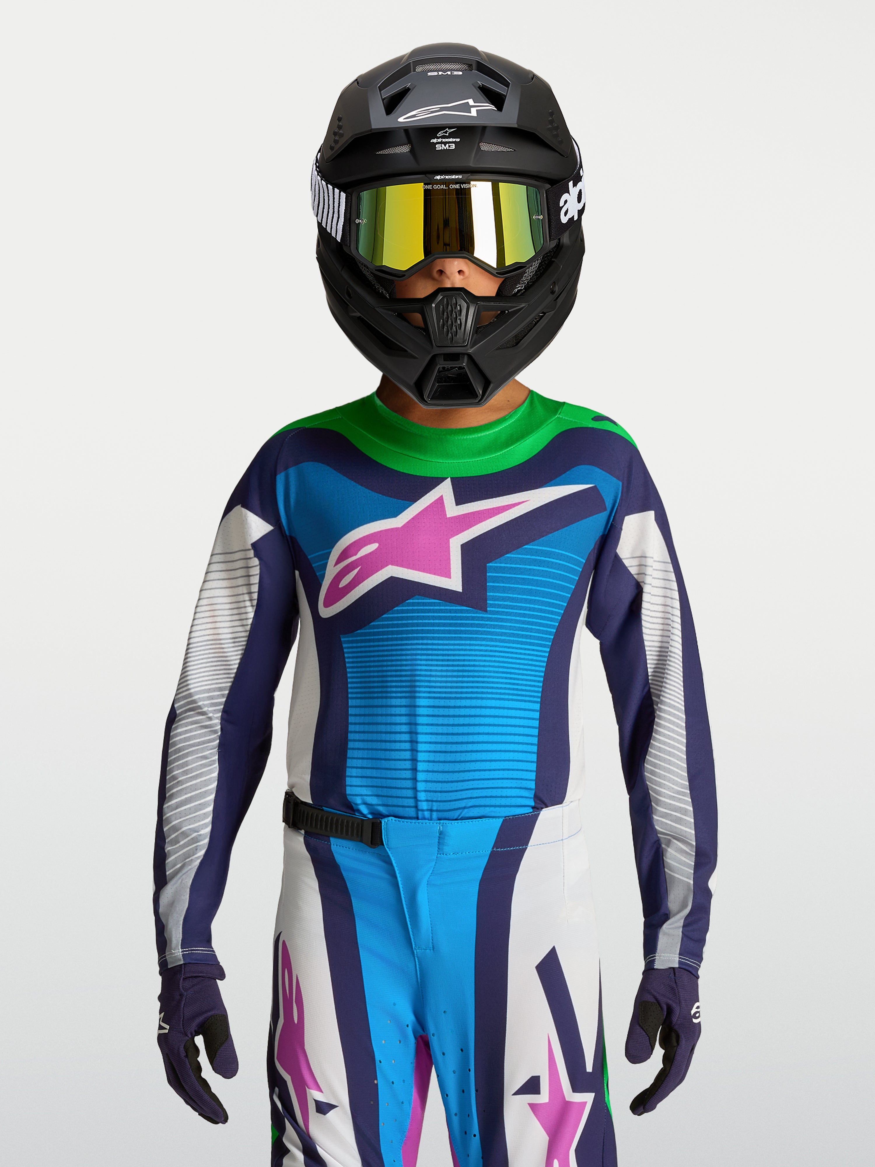 Alpinestars 2027 Supertech Maven ungdomströja, blå, vit och lila motocrosströja för racing, bärs på modell med svart hjälm.