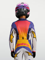 Alpinestars 2027 Ungdom Fluid Drag tröja, blå och gul motocrosströja, vy bakifrån med tävlingsinspirerad grafik.