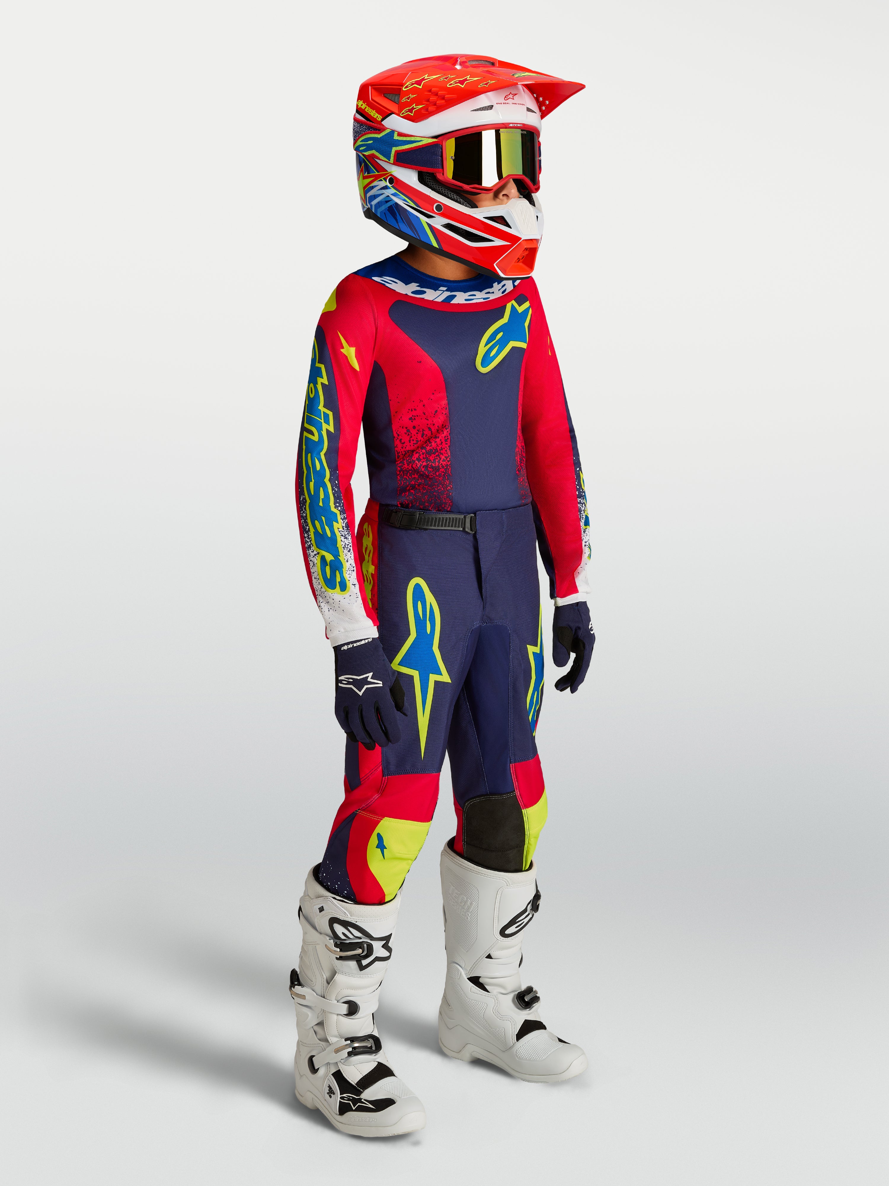 Alpinestars ungdom Fluid Drag utrustningsset, mörkblå och röd motocrossutrustning för barn med vita stövlar.