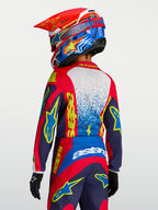 Alpinestars 2027 Fluid Drag ungdomströja, röd och marinblå motocrosströja med gul grafik, vy bakifrån på förare.