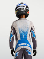 Alpinestars 2027 ungdom Fluid Drag tröja, grå och blå motocrosströja i andningsbart polytyg, vy bakifrån.