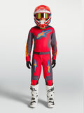Alpinestars 2027 ungdom Fluid Hunt tröja och gear-set, röd och grå motocrossutrustning för barn på modell.