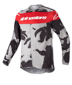 Alpinestars Youth 2023 Racer Tactical-tröja, motocrosströja, Cast Gray Camo och Mars Red, med ett horisontellt rött bröstband och vit Alpinestars-logotyp, grått och svart kamouflagemönster, lätt fukttransporterande material för terrängkörning