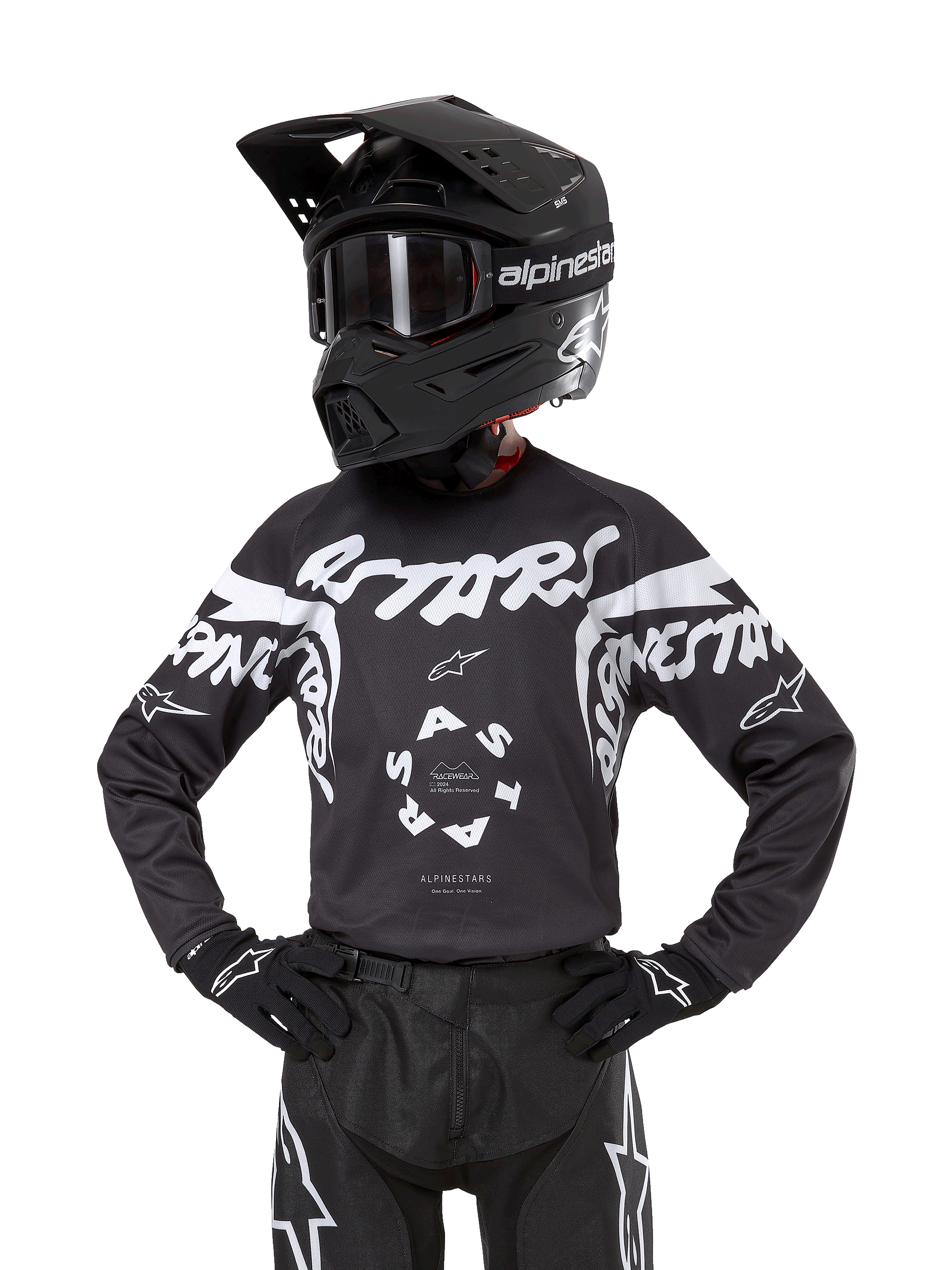 Alpinestars Youth 2024 Racer Hana Jersey, svart motocrosströja för ungdomar med stora vita grafiska tryck och logotyper, modell bär även svart hjälm, svarta goggles och matchande svarta byxor och handskar, fukttransporterande material för terrängkörning.
