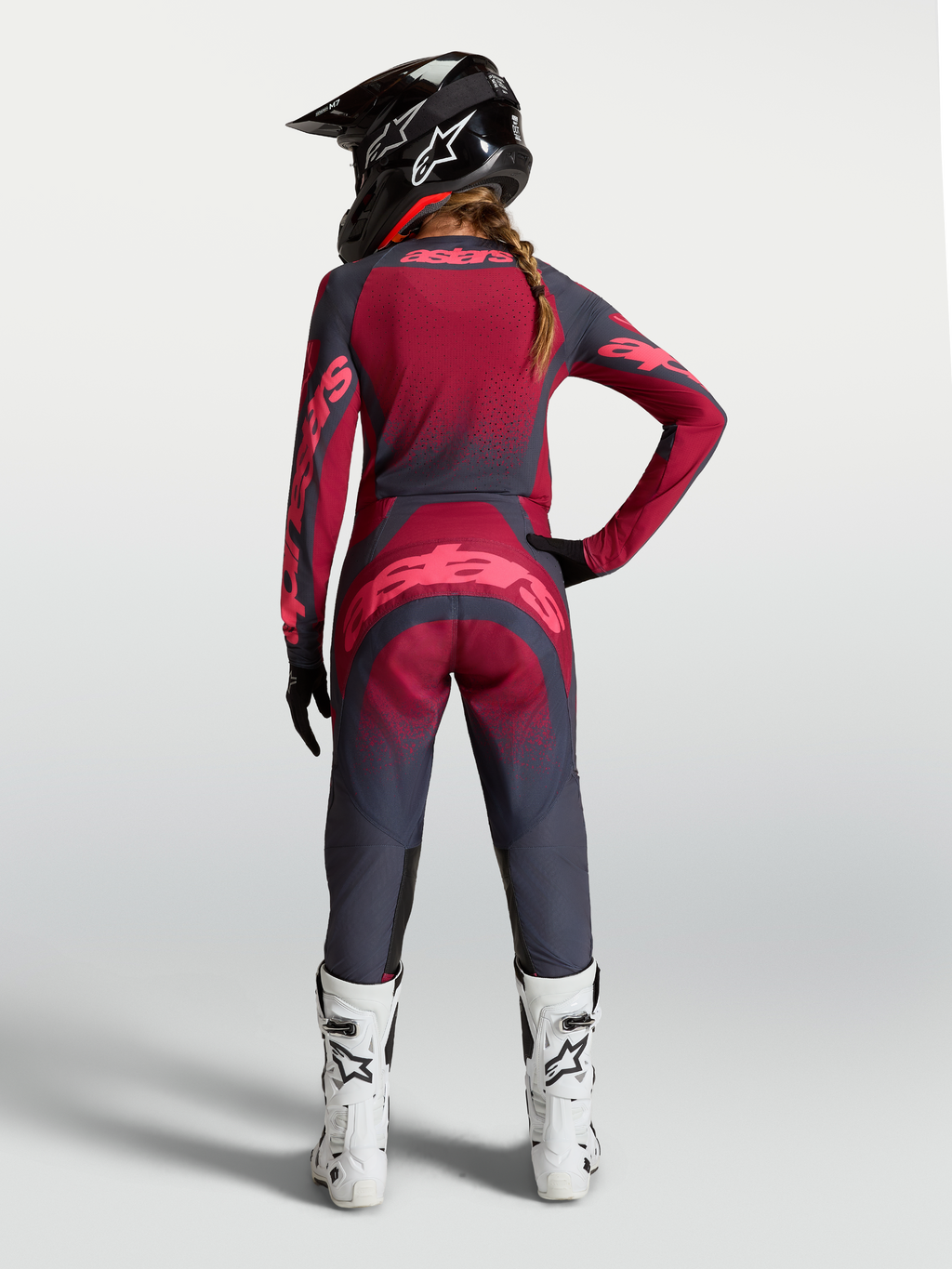 Alpinestars Stella Techstar Swan Gear Set och byxor, mörkgrå och röd dam-motocrossutrustning, vy bakifrån.