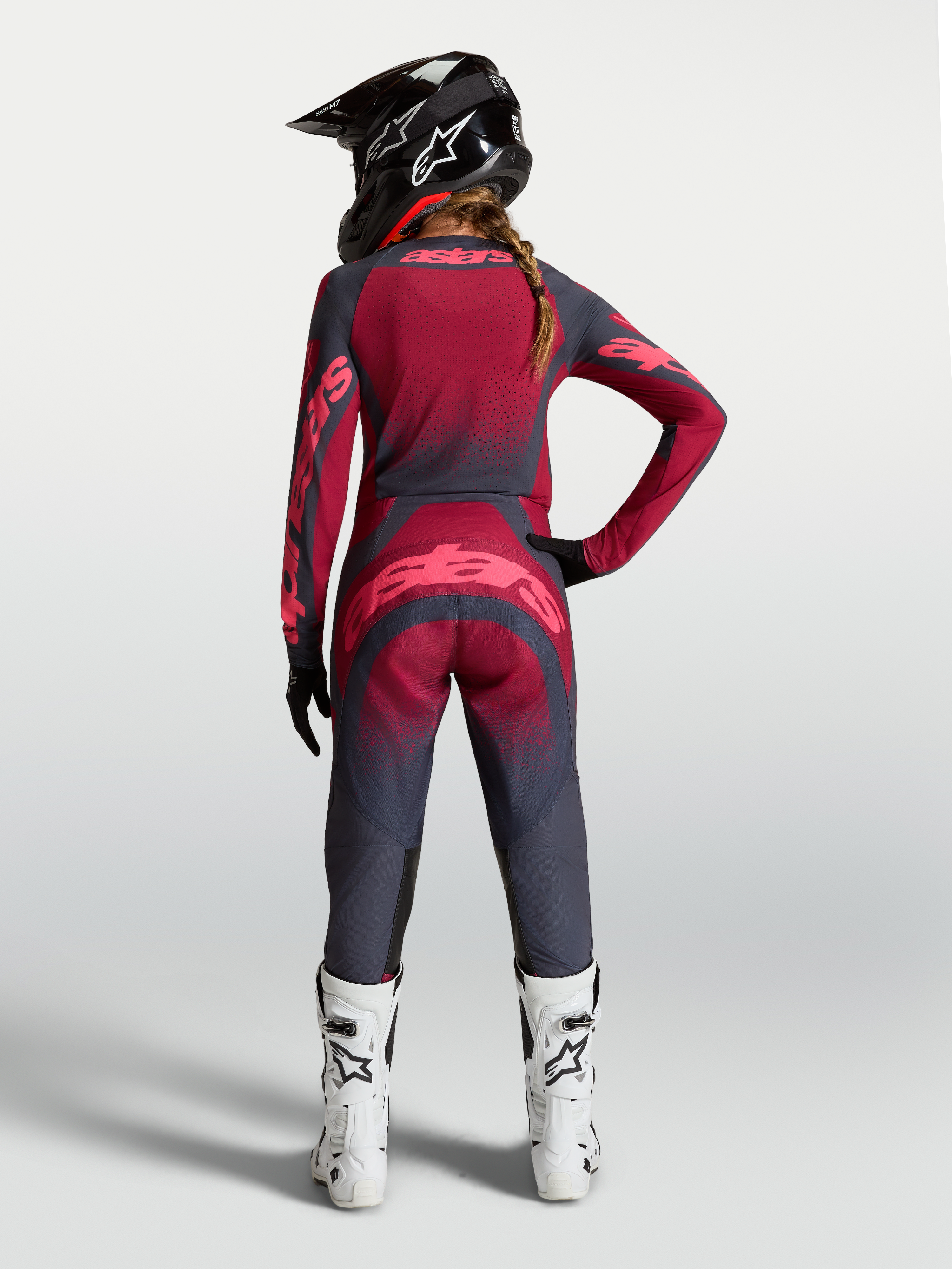 Alpinestars Stella Techstar Swan Gear Set och byxor, mörkgrå och röd dam-motocrossutrustning, vy bakifrån.
