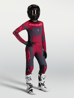 Alpinestars Stella Techstar Swan tröja och Gear Set, damutrustning för motocross, röd och mörkgrå med vita stövlar.