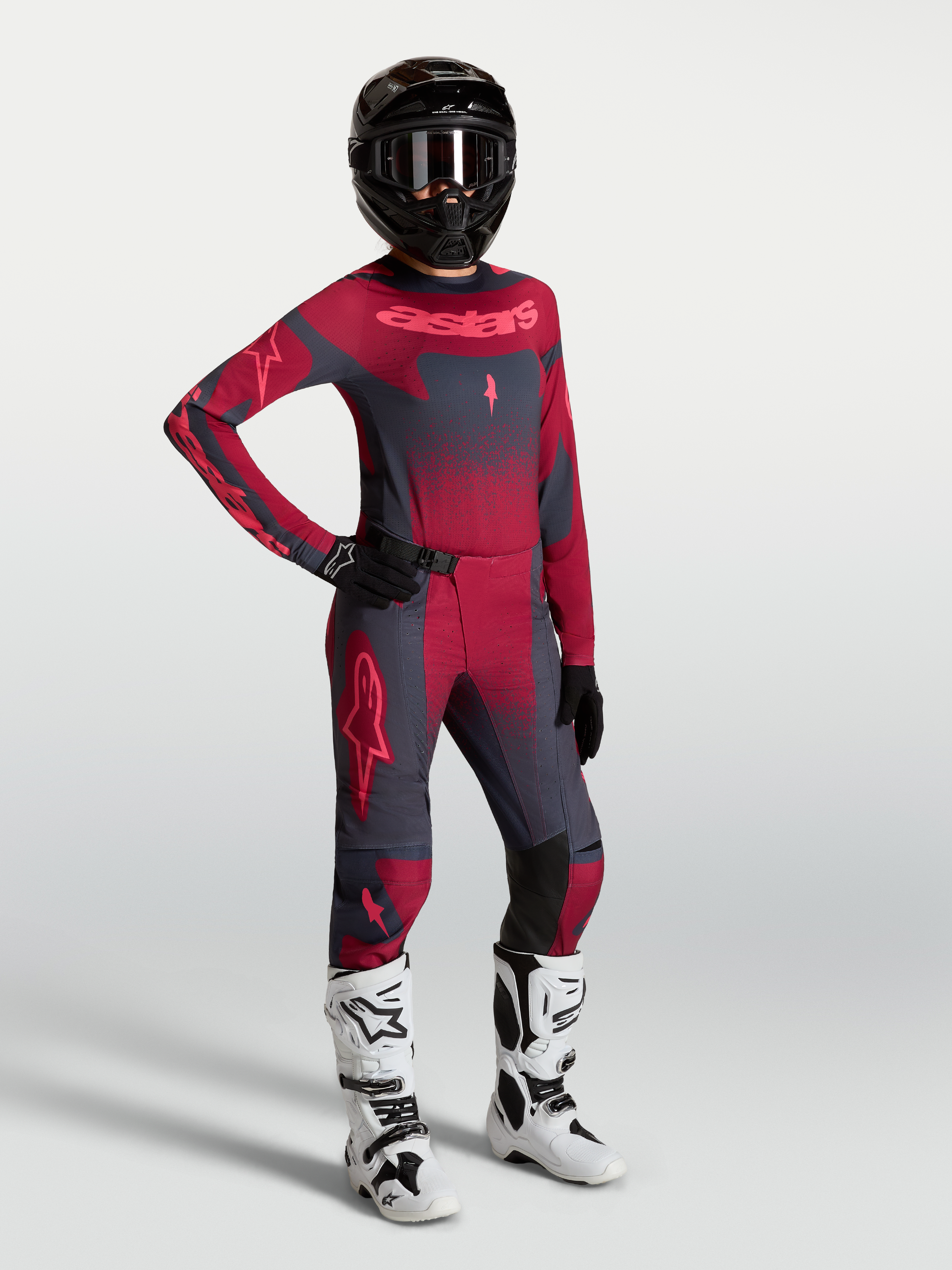 Alpinestars Stella Techstar Swan tröja och Gear Set, damutrustning för motocross, röd och mörkgrå med vita stövlar.