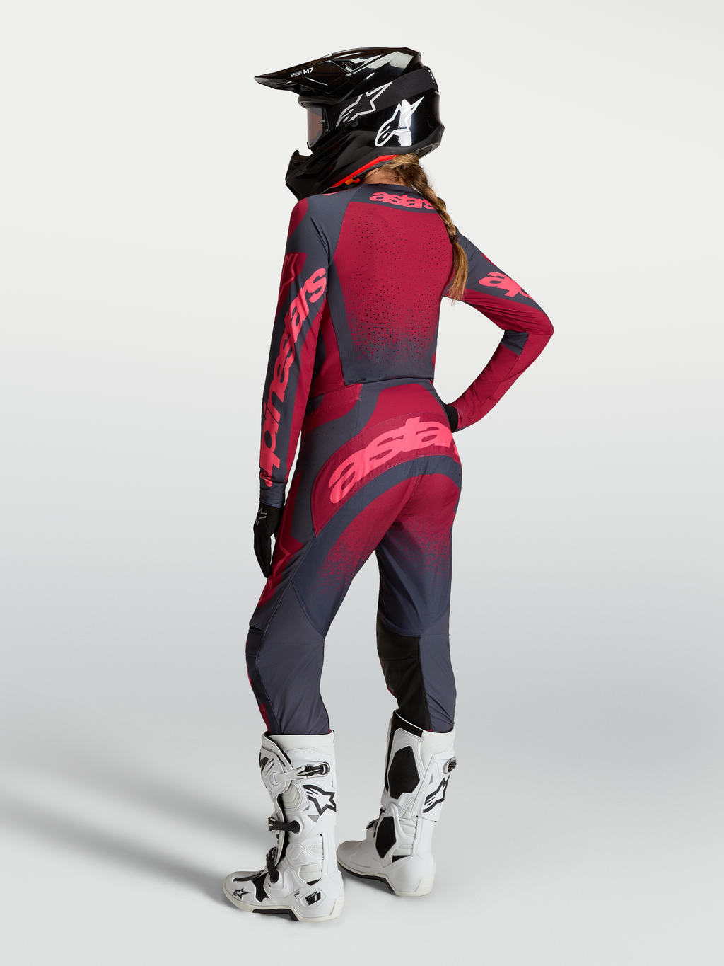 Alpinestars Stella Techstar Swan tröja och gear set, röd och grå motocrossutrustning för dam sedd bakifrån med svan-grafik.