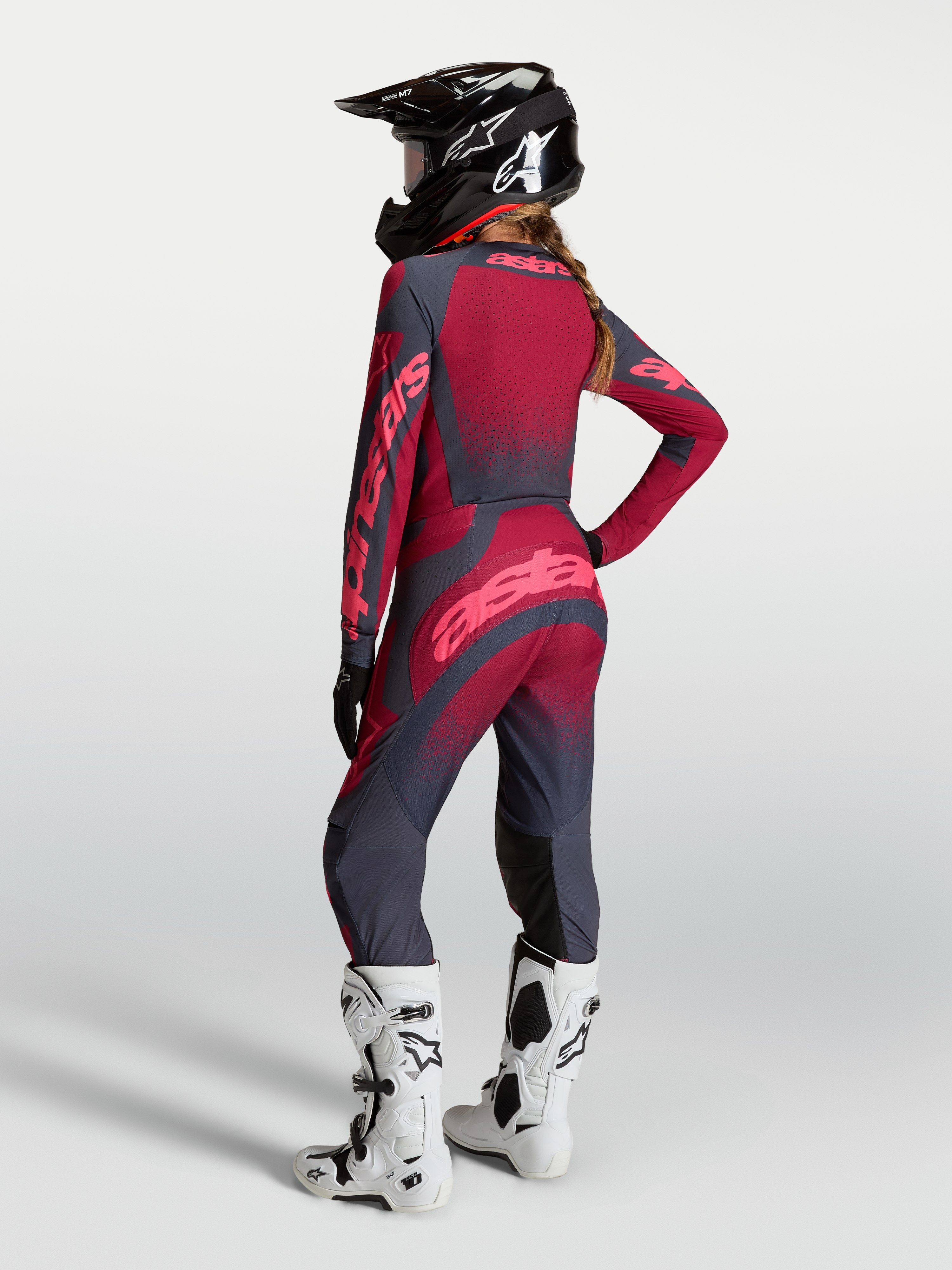 Alpinestars Stella Techstar Swan tröja och gear set, röd och grå motocrossutrustning för dam sedd bakifrån med svan-grafik.