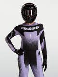 Alpinestars Stella Techstar Swan tröja, ljuslila och svart motocrosströja för dam i racingpassform bärs av modell.