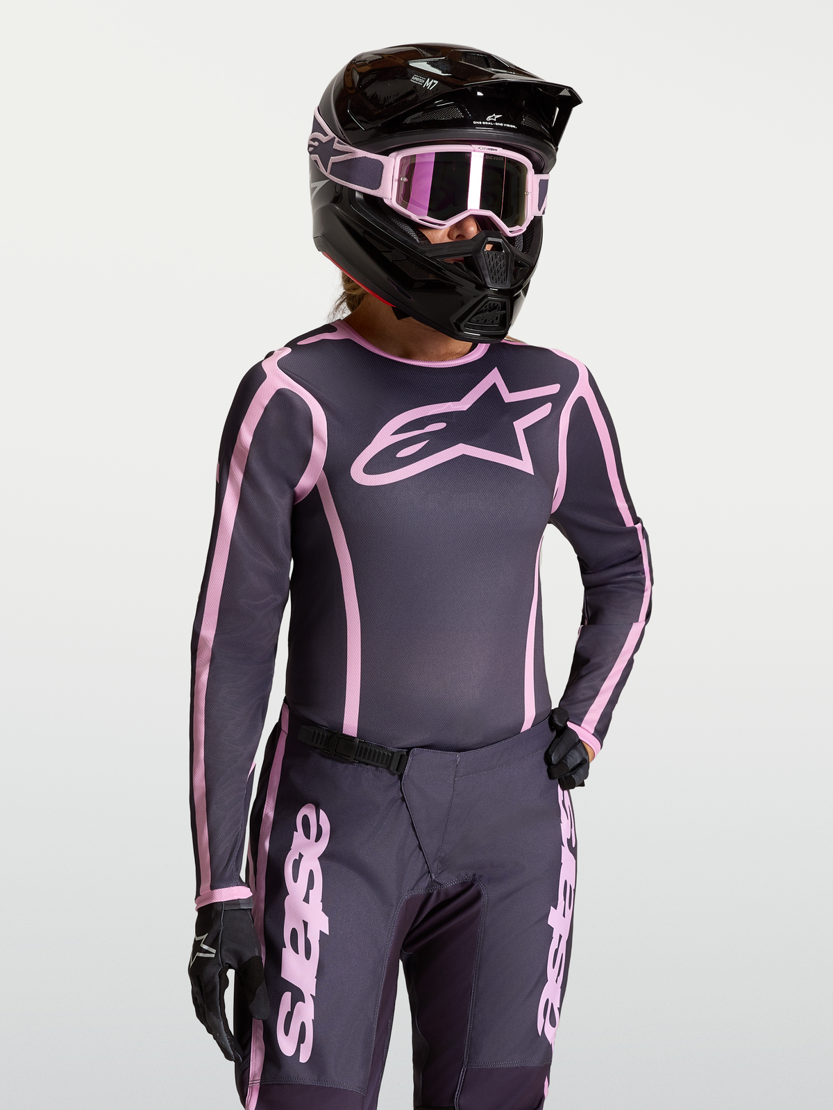 Alpinestars Stella Fluid Apex V2 tröja, grå och rosa motocrosströja för dam, lätt och ergonomisk för terrängkörning.
