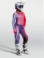 Alpinestars Stella Fluid Kepler tröja, motocrosströja för dam i lila och rött, bärs med matchande byxor och vita stövlar.