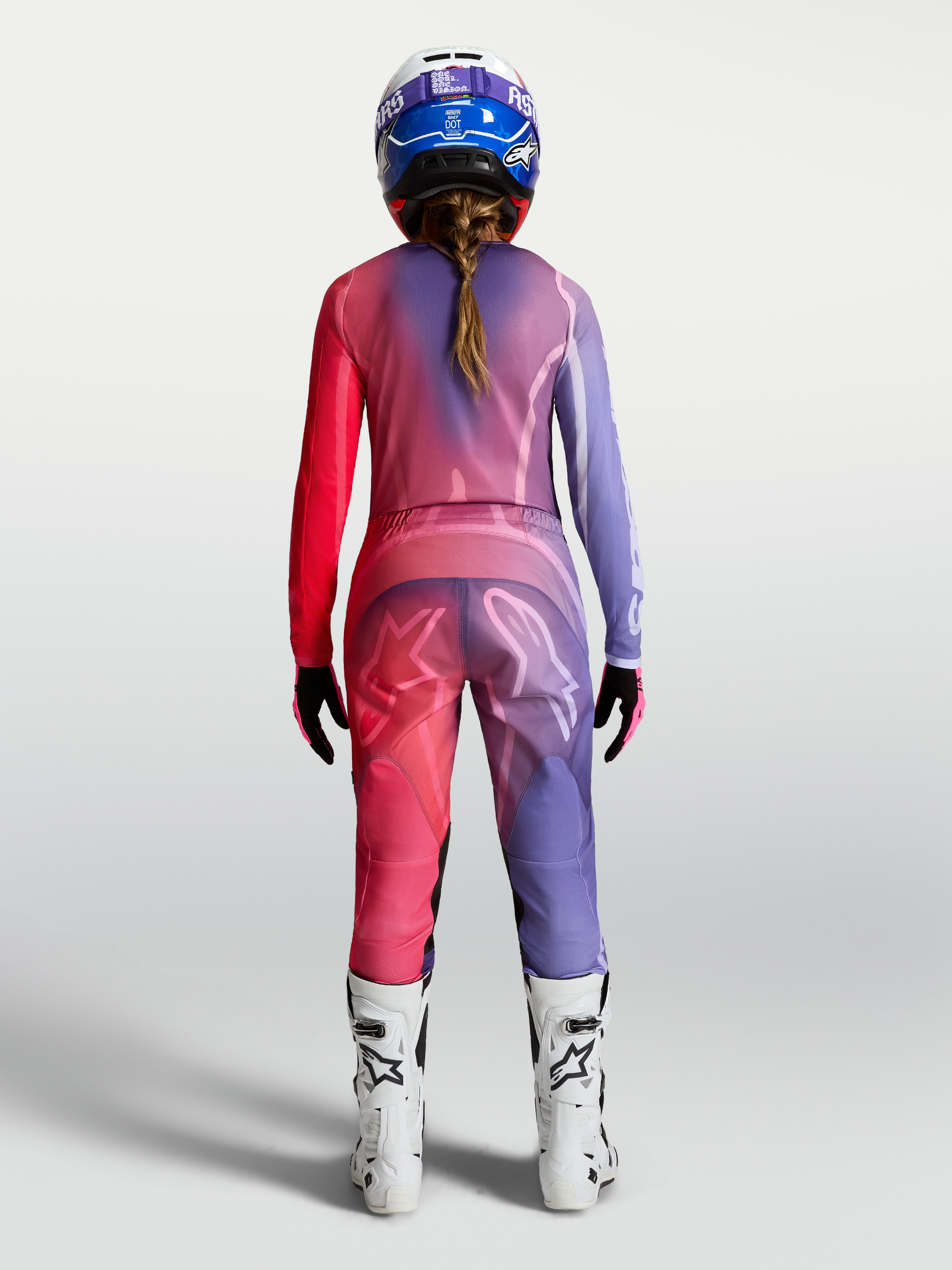 Alpinestars Stella Fluid Kepler byxor och utrustningsset, lila och röd dam-motocrossutrustning sedd bakifrån.