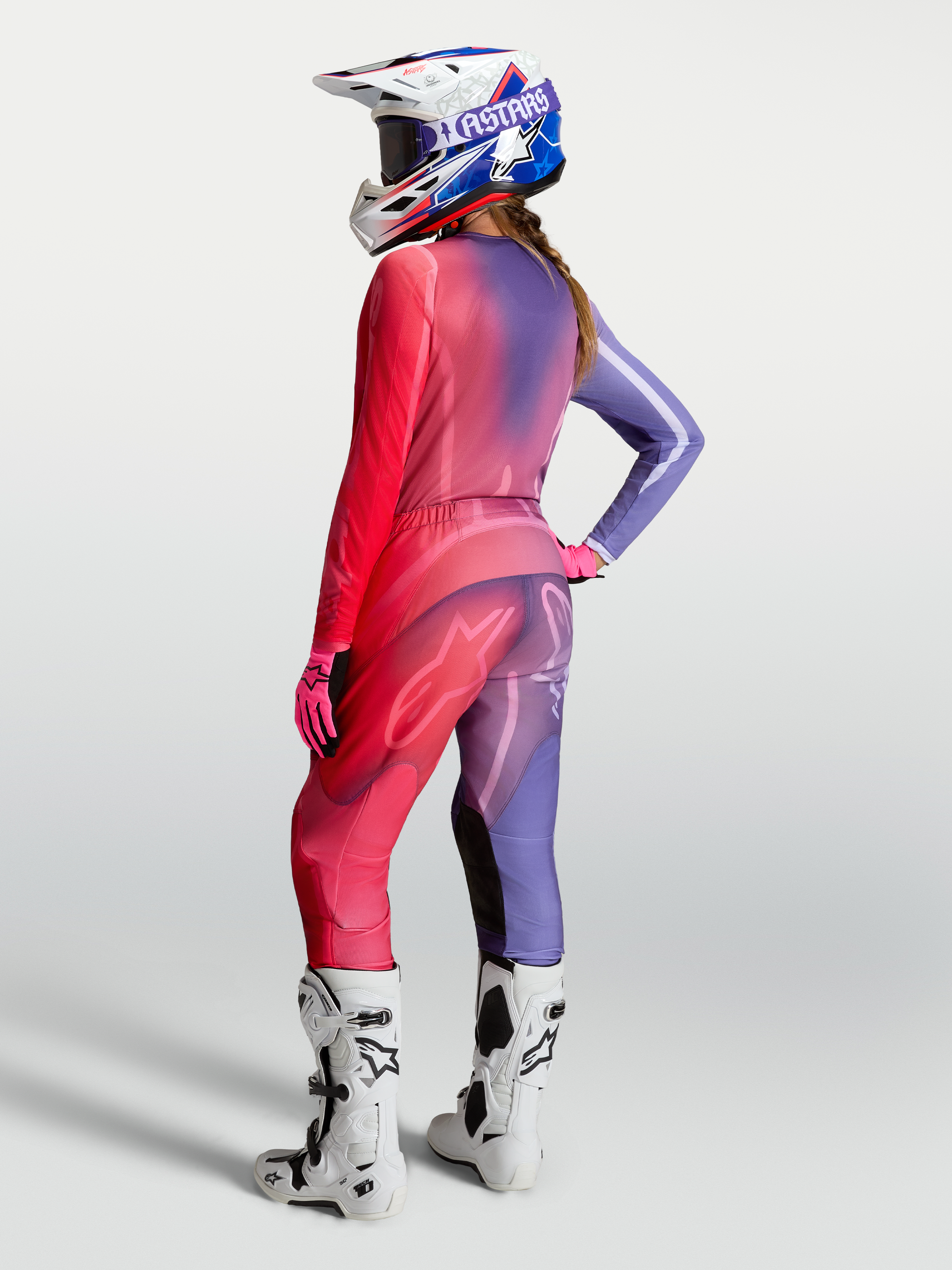 Alpinestars Stella Fluid Kepler utrustningsset för dam, lila och röda motocrossbyxor på modell, vy bakifrån.