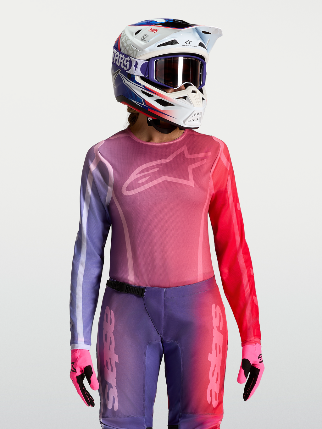 Alpinestars Stella Fluid Kepler tröja, MX-tröja för dam, lila och röd, fukttransporterande polytyg med atletisk passform, matchande hjälm och handskar.
