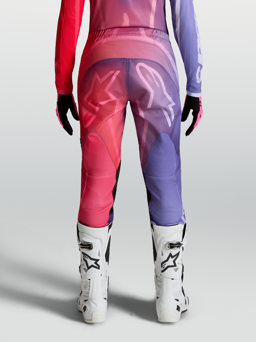 Alpinestars Stella Fluid Kepler byxor, dam-motocrossbyxor, lila och röda, vy bakifrån med förböjda ben och ergonomisk passform