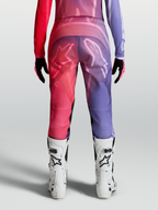 Alpinestars Stella Fluid Kepler byxor, dam-motocrossbyxor, lila och röda, vy bakifrån med förböjda ben och ergonomisk passform