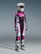 Alpinestars 2026 Stella Techstar Nomur-utrustningsset, komplett motocrossutrustning för dam, färgstark rosa, svart och vit tröja med matchande byxor, vit hjälm och goggles, vita och svarta stövlar, professionellt koordinerad motocrossoutfit