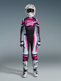 Alpinestars 2026 Stella Techstar Nomur utrustningsset för damer, komplett racingoutfit för motocross i svart, vitt och fuchsia, tröja med en stor stjärnlogotyp och rosa stänkdesign, matchande byxor, vit hjälm med goggles, svarta och vita stövlar, koordinerad offroad-utrustning för damer