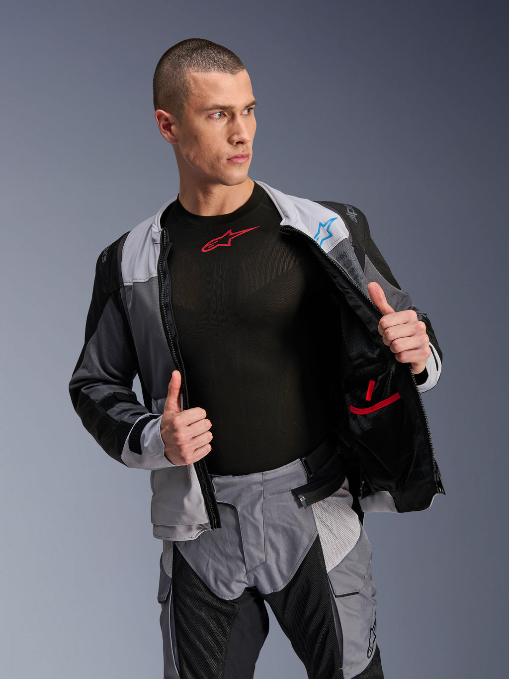 Alpinestars ST-2 Air Jacket, Ice Gray Dark Gray Black, touringjacka för motorcykel, bärs öppen för att visa det inre meshfodret och fickorna, kombinerad med matchande byxor och ett svart underställ