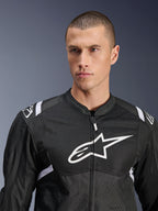 Alpinestars T-SPS Air V2-jacka, motorcykeljacka i textil, svart och vit, med stor vit bröstlogotyp och meshpaneler, sportig passform bärs av manlig modell