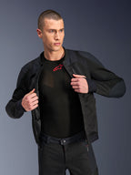 Alpinestars Troop-Air Pro-jacka, svart, teknisk bepansrad luftjacka i premiumutförande med meshkonstruktion, bärs öppen över ett svart baslager med röd logotyp, kombinerad med matchande motorcykelbyxor i mesh, urban modern körstil