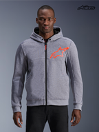 Alpinestars Chrome V2 Sport Hoodie, gråmelerad motorcykeljacka med huva för herr med röda fluo-detaljer, framifrån på modell som visar teknisk fleecekonstruktion och skyddande dragkedja