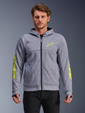 Alpinestars Chrome V2 Sport Hoodie, gråmelerad och neongul, sedd framifrån på modell, motorcykelhoodie i teknisk fleece med dragkedja framtill, neongul stjärnlogotyp på bröstet och logotyper på ärmarna, avslappnad urban körutrustning