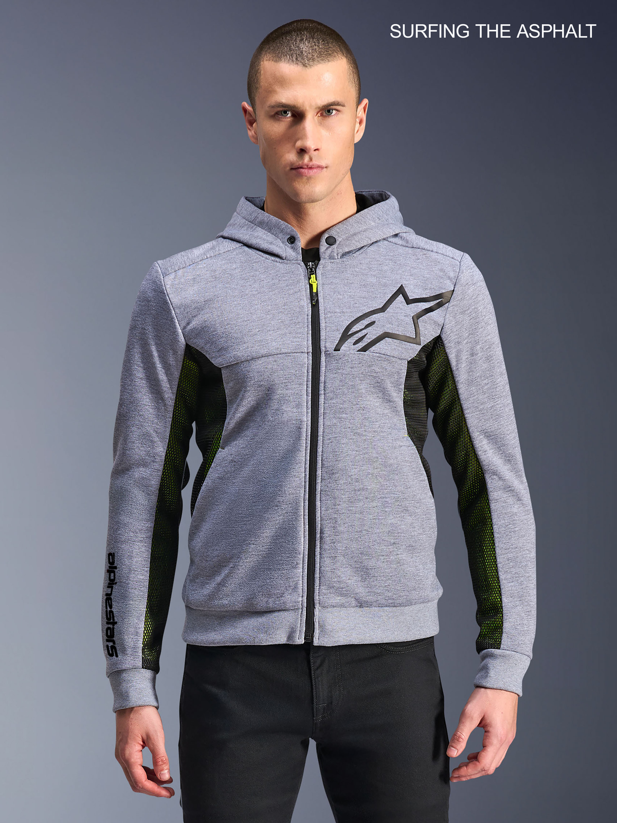 Alpinestars Chrome Air Sport jacka med huva, urban motorcykeljacka för herr i gråmelerat och svart, framifrån på en modell som visar ventilation och bröstlogotyp