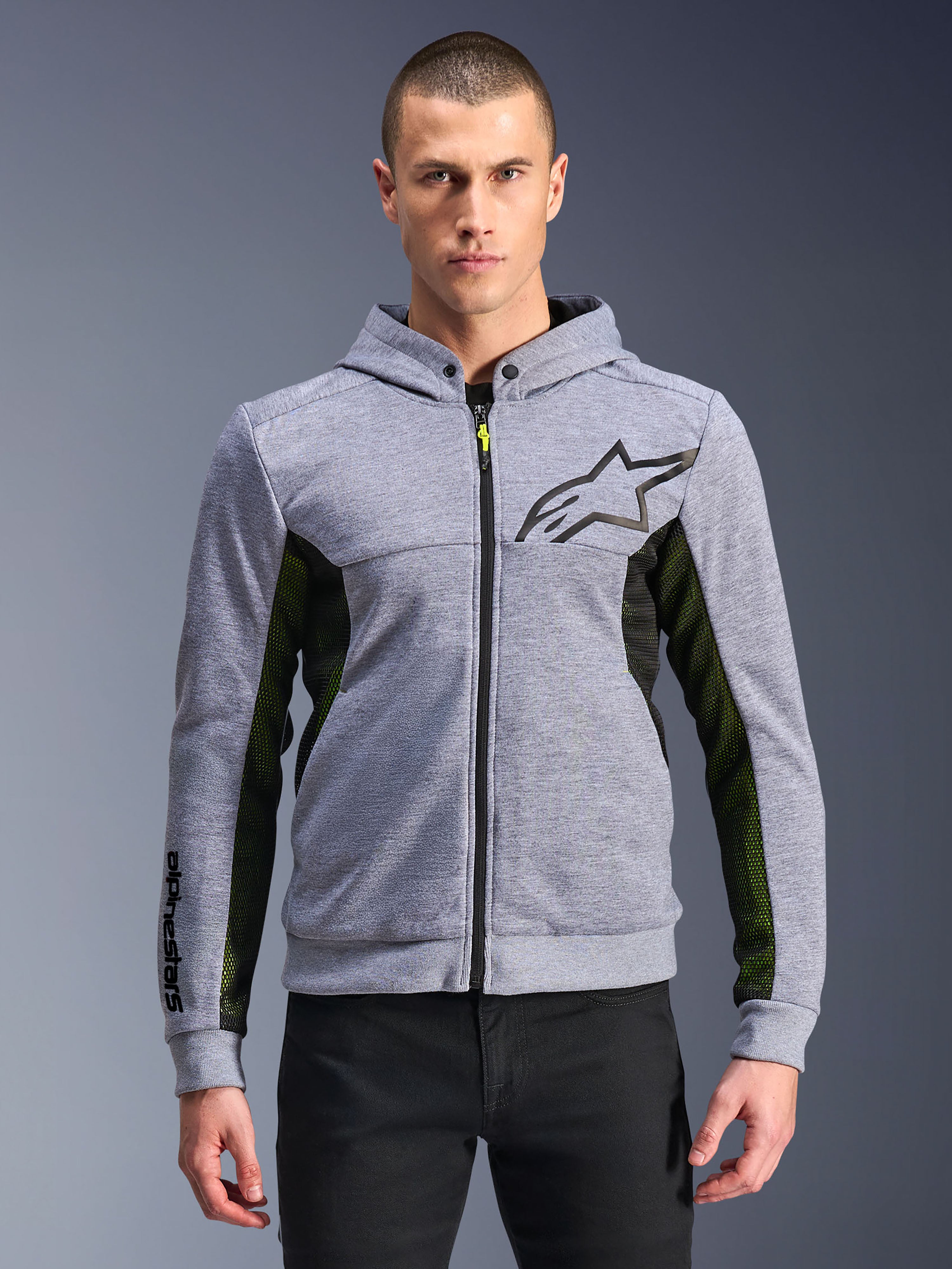 Alpinestars Chrome Air Sport Hoodie, gråmelerad och svart, urban huvtröja med hel dragkedja för motorcykelkörning, svart stjärnlogotyp, framträdande mesh-paneler i svart och gult på sidorna, motorsport-inspirerat streetwear